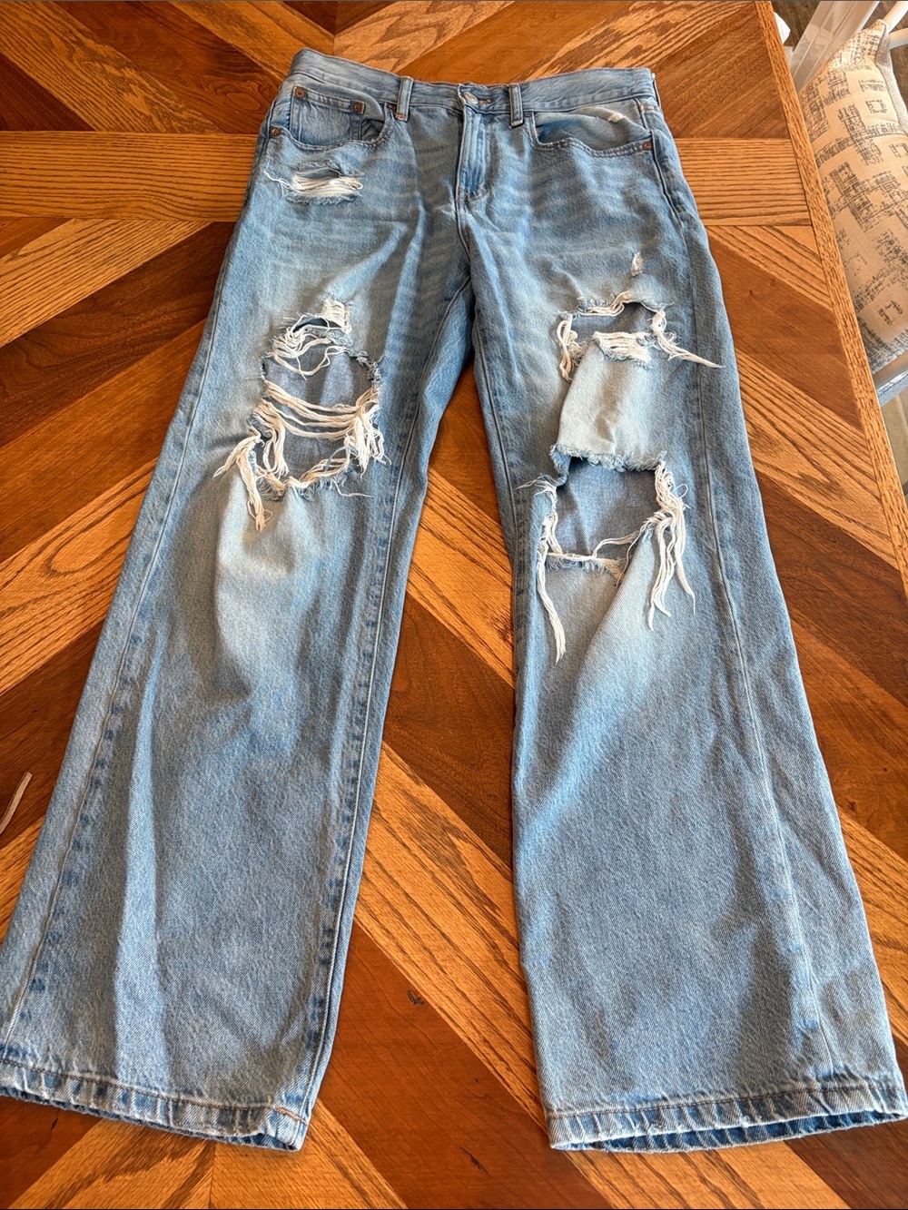 Light Wash Distressed American Eagle Jeans